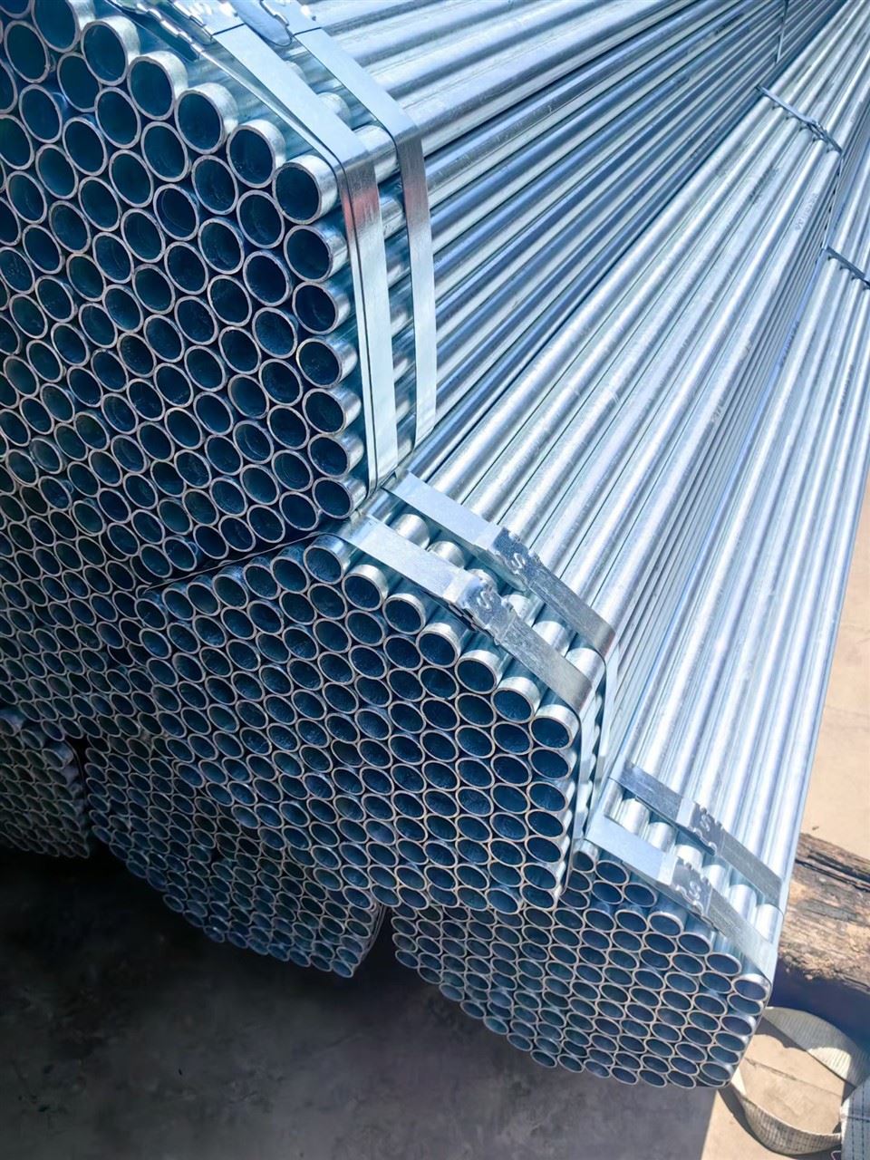 Choksiz uglerodli issiq{0}}prokatli yuqori{1}}bosimli qoplamali strukturali galvanizli po'lat quvur